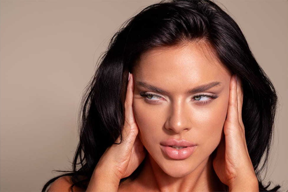Thread lifting and jawline sculpting at CEIA Clinic